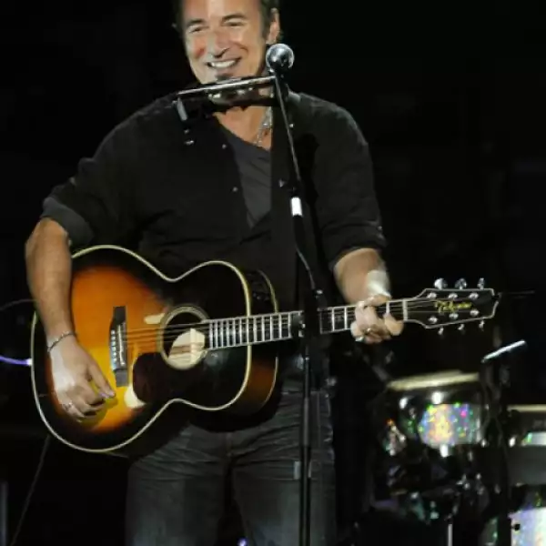Bruce Springsteen ocupa el cuarto lugar de la lista con 70 millones de dólares y, tras conseguir que su última gira con la E Street Band, con la que aún recorre el mundo, cosechara unas ganancias de 166 millones de dólares tan sólo en 2008.