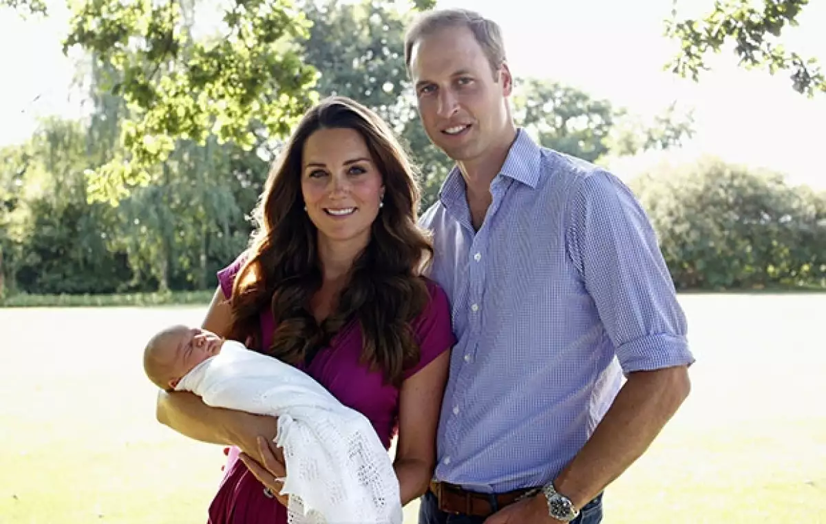 La mañana de este lunes se anunció oficialmente que los Duques de Cambridge le darán un hermanito al príncipe George.