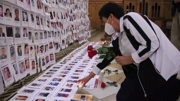 En el marco del Día Internacional de las Víctimas de Desaparición Forzada, familiares realizaron una procesión con la entrega de fotografías de sus seres queridos en la Parroquia de la Sagrada Familia