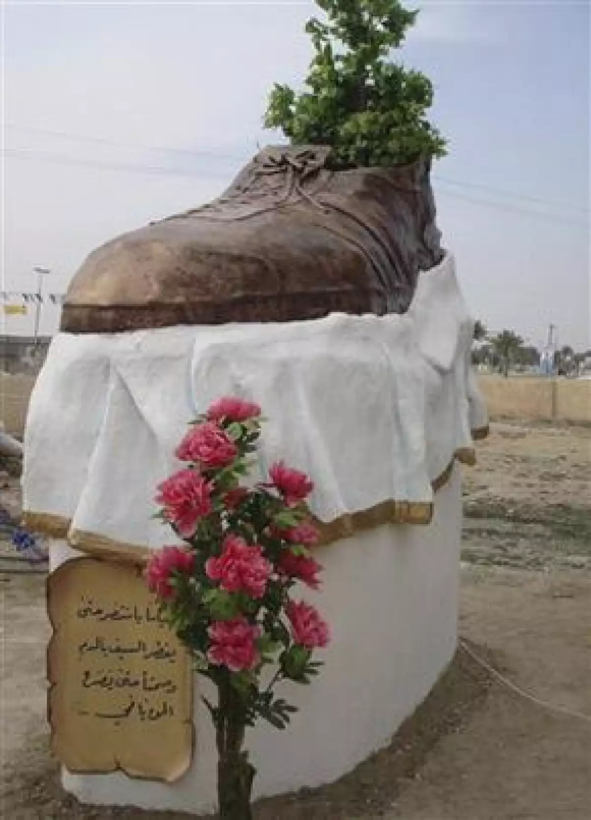 Una escultura gigante en forma de zapato fue colocada en la ciudad iraquí de Trikit en homenaje al periodista Muntazer al-Zaidi, quien lanzó su calzado al ahora ex presidente estadunidense.