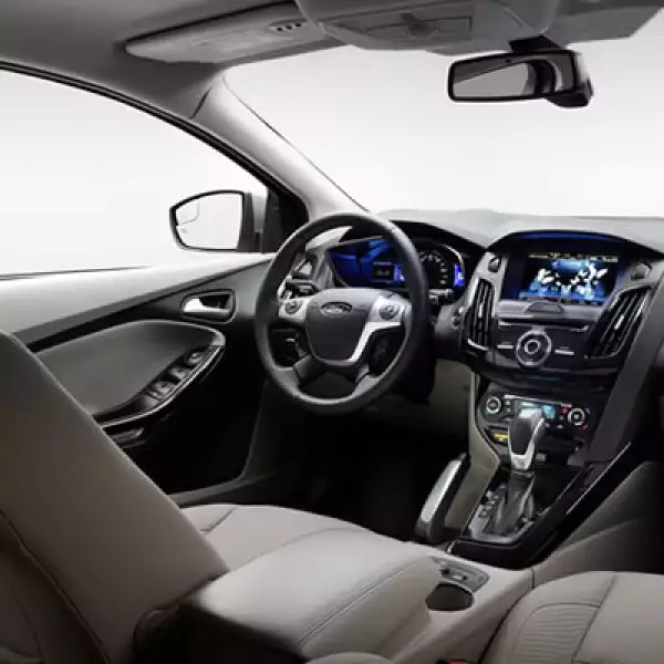 El tren motriz eléctrico y la transmisión de una sola velocidad proporcionan capacidad de respuesta inmediata, hasta llegar a una velocidad máxima de 136 kilómetros por hora.