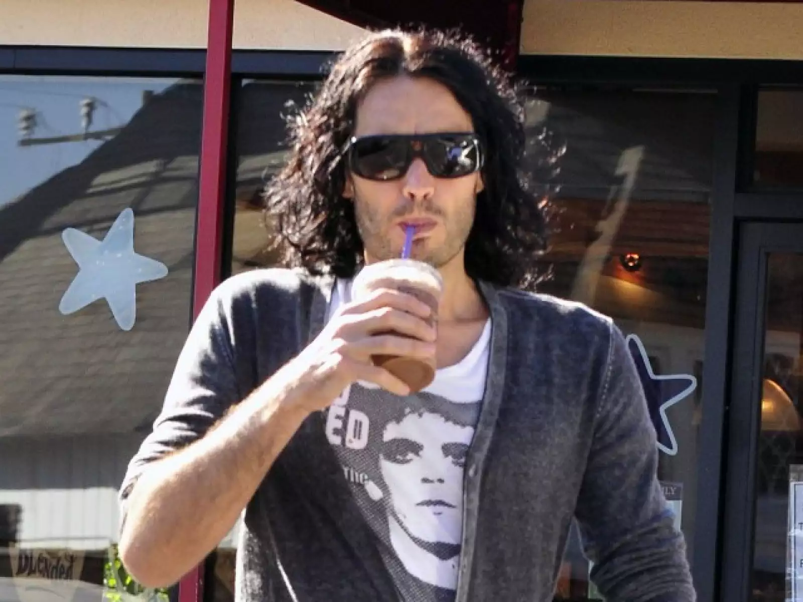 En esposo de Katy Perry, Russel Brand se refresca con un frappé.