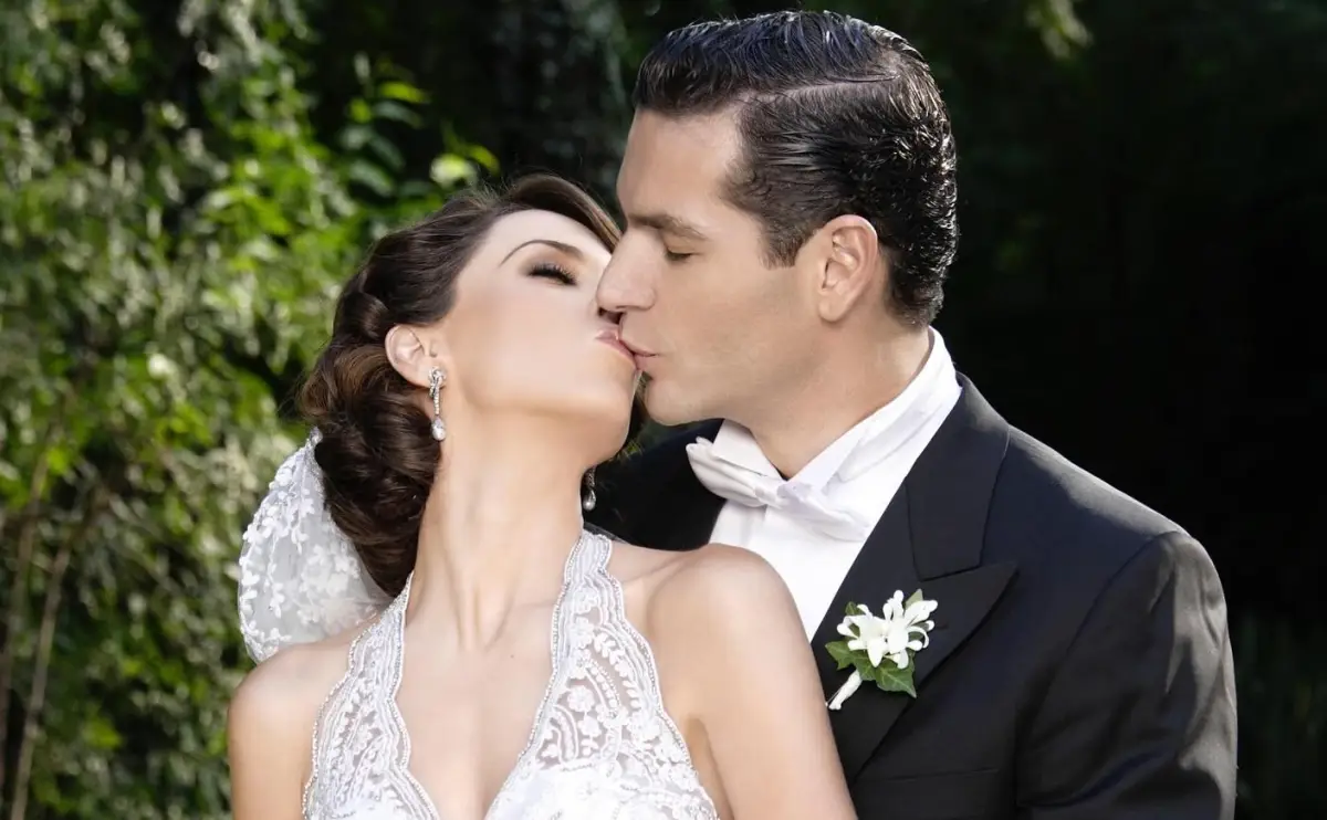 Jacky Bracamontes y Martín Fuentes el día de su boda en Jalisco.