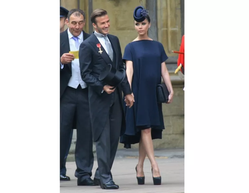 El futbolista y su esposa Victoria asistieron a la boda del príncipe Guillermo y Kate Middleton y fueron aclamados por el público presente.