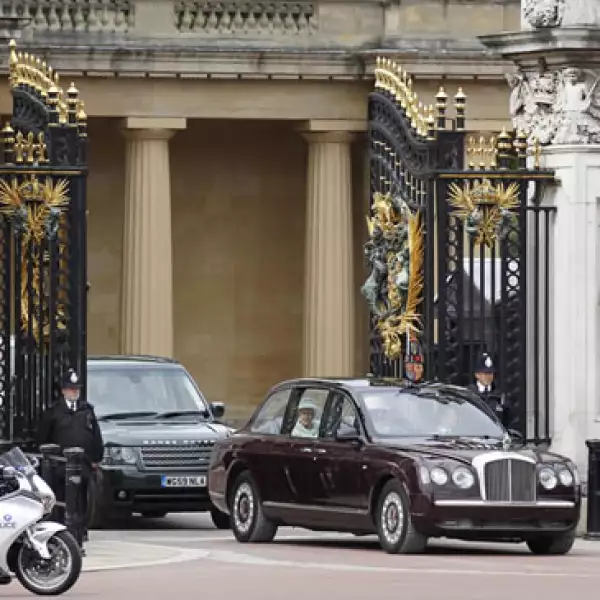 La reina Isabel II saliendo del Palacio para dirigierse a la Catedral de San Pablo para la ceremonia de acción de gracias por sus 60 años de reinado.