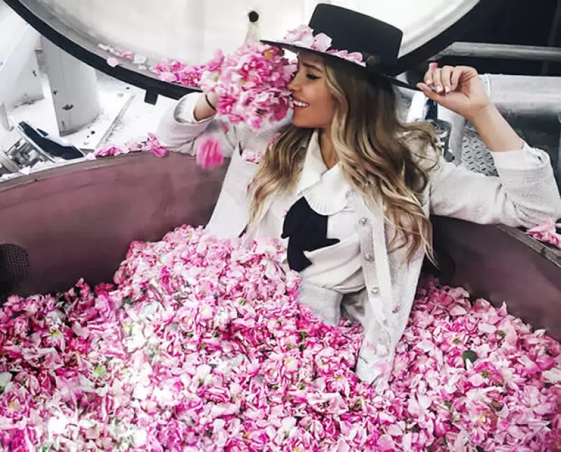 La fashion blogger, quien además es nuestra portada, compartió en exclusiva para Quién® su experiencia sobre la visita que tuvo a los campos donde Chanel cultiva las flores para sus perfumes.