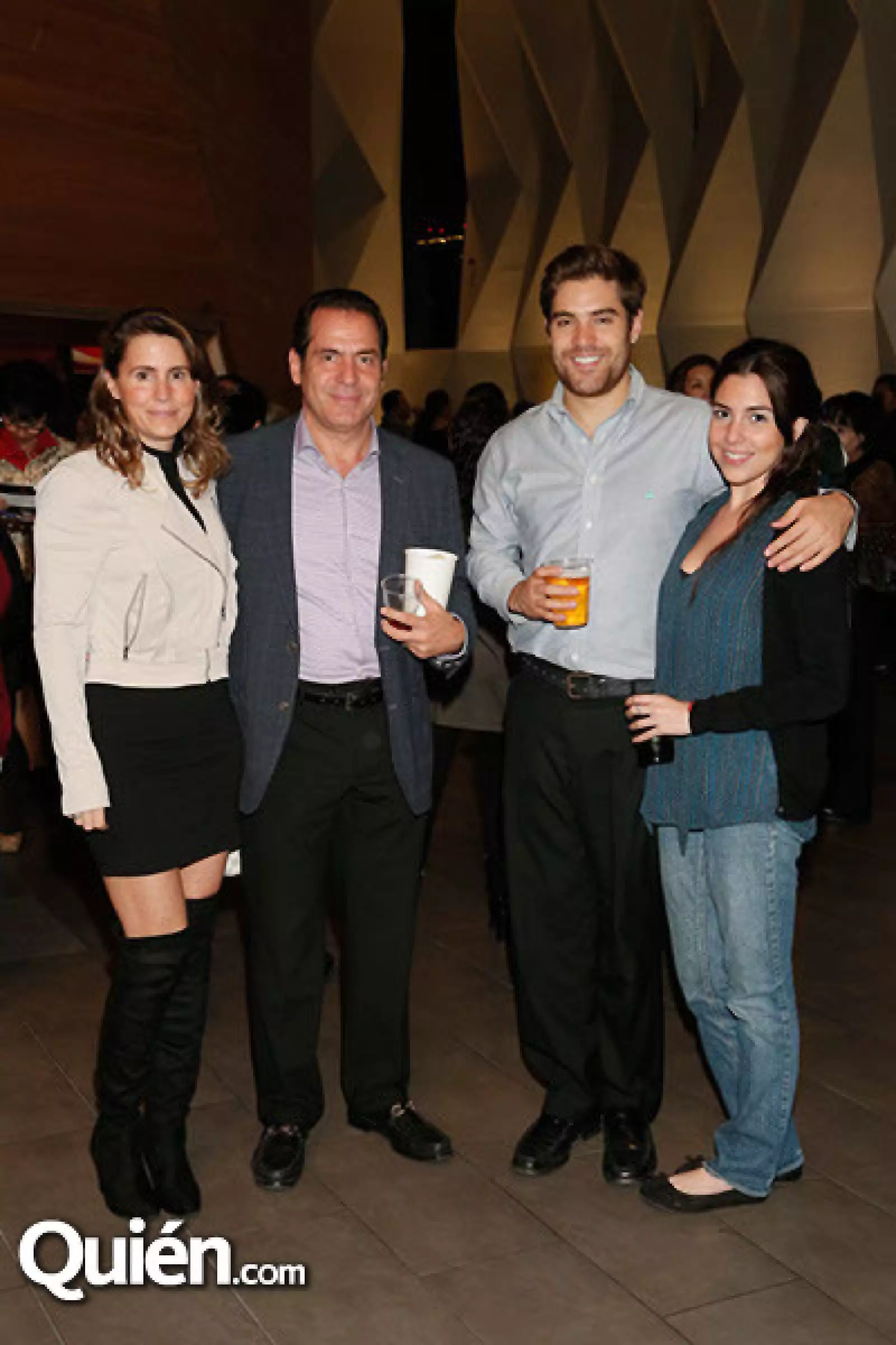 Larissa Garrido,Raúl y Ricardo González con Laura Seldner