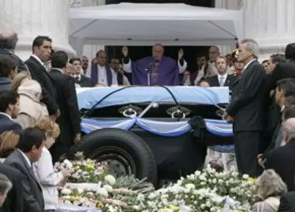 Se realizó una misa de cuerpo presente en las escalinatas del congreso argentino.