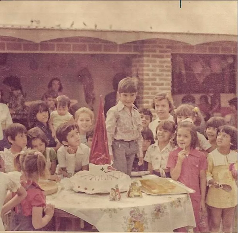 Alejandro Fernández, que celebra este viernes su cumpleaños 44, publicó dos fotos de sus fiestas de cumpleaños cuando era niño.