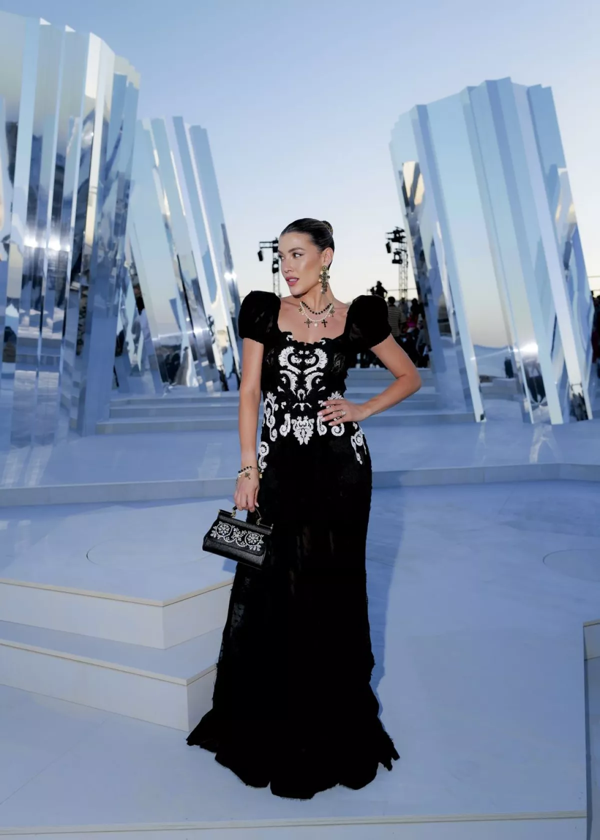 Michelle Salas entre los latinos presentes en el desfile de Alta Moda de D&G