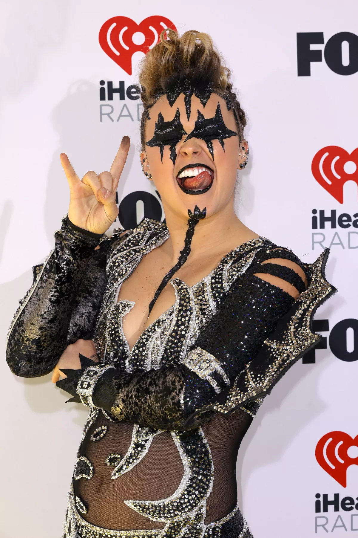 Jojo Siwa aborda las criticas de su era adulta con su look más dark