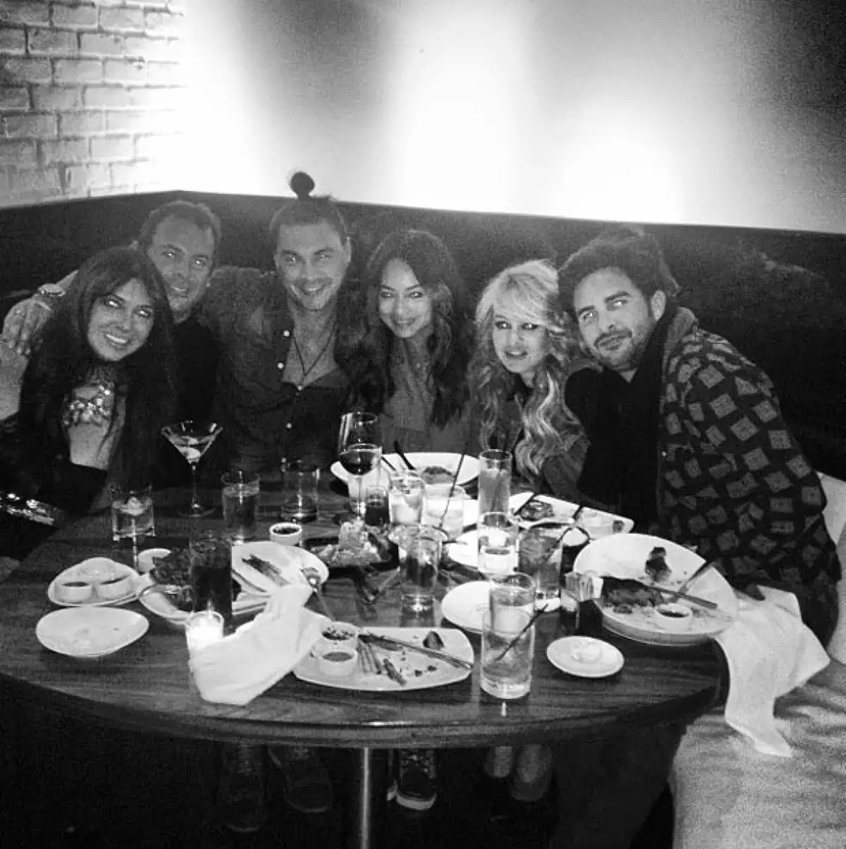 La ex de Luis Miguel celebró ayer 31 años de vida, por ello organizó una cena, donde estuvo la cantante mexicana y su novio Gerardo Bazúa.