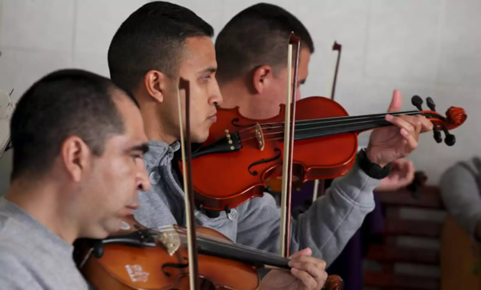 Presos del Centro de Readaptación Social 3 en Ciudad Juárez ensayaron una canción que le dedicarán al líder católico.