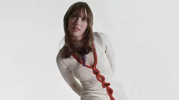 La actriz Shelley Duvall en una sesión de fotos para Vogue con un vestido de punto de Juliano.