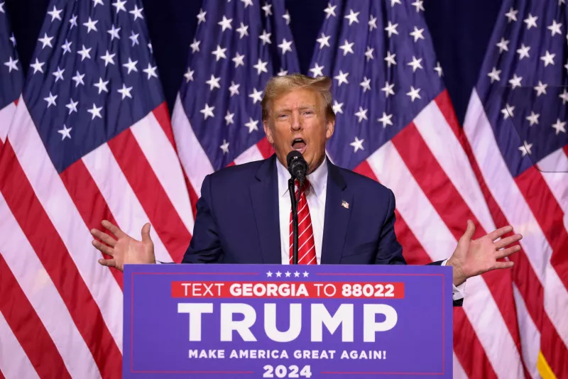 El candidato presidencial republicano y expresidente de EE. UU. Donald Trump habla durante un mitin de campaña en el Forum River Center en Roma, Georgia, EE. UU., el 9 de marzo de 2024.