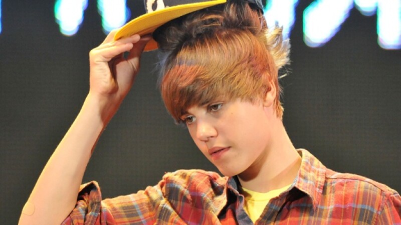 Justin Bieber Es Acusado De Golpear A Un Nino De 12 Anos Dentro de la euforia que justin bieber ha desatado a su paso por barcelona, un joven resulto golpeado en el rostro. justin bieber es acusado de golpear a