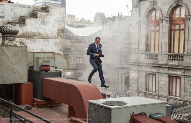 Daniel Craig aparece brincando los techos del Centro Histórico de la Ciudad de México.