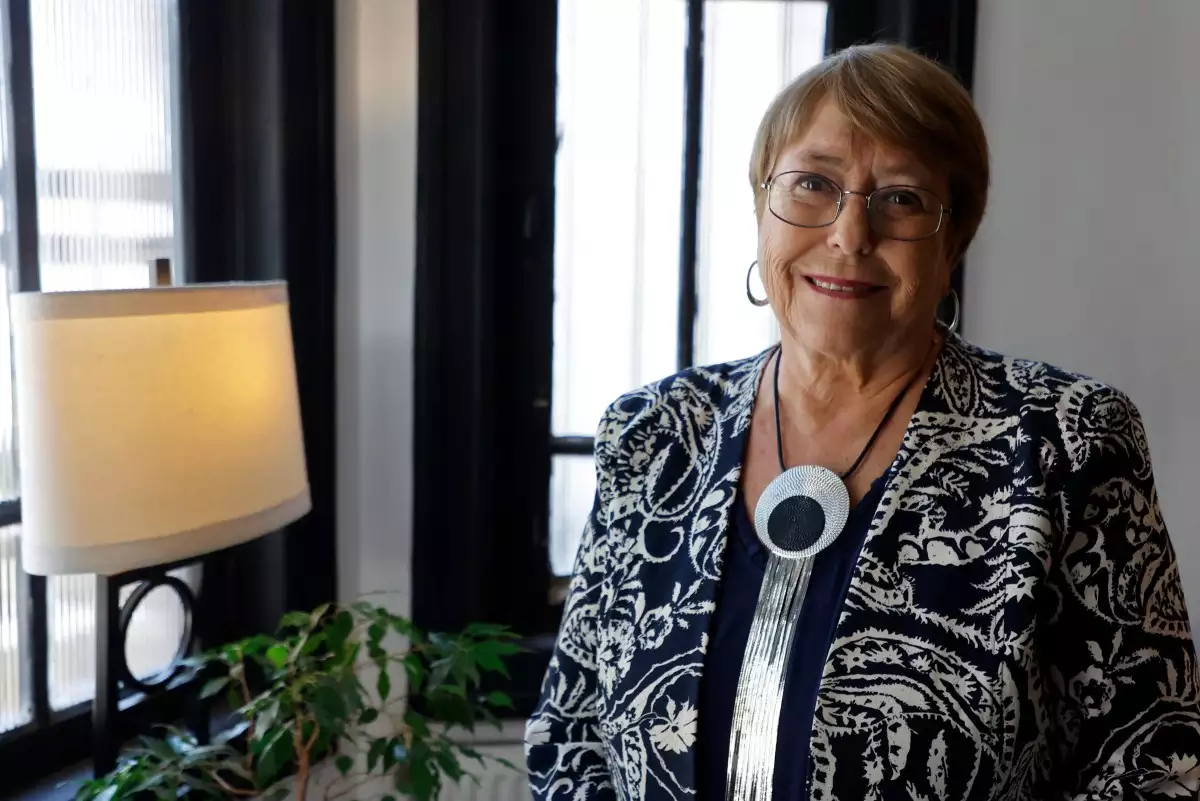 Michelle Bachelet posa para una foto durante una entrevista con AFP en Santiago el 22 de diciembre de 2025.