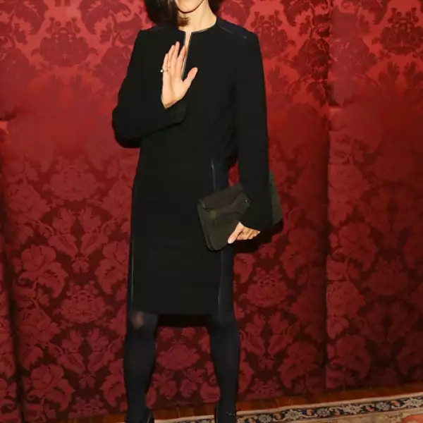 En el Annual Artwalk NY, optó por un ensamble y un total black outfit. Femenina y classy.
