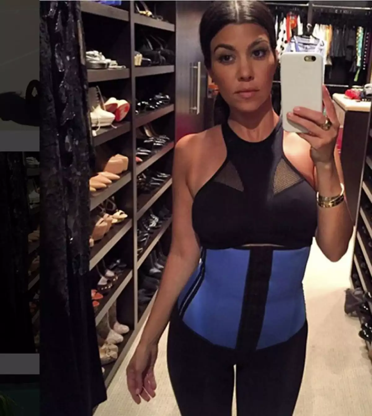 Hace un par de días Kourt compartió una instantánea en ropa deportiva, presumiento sus habilidades como multitasking girl.