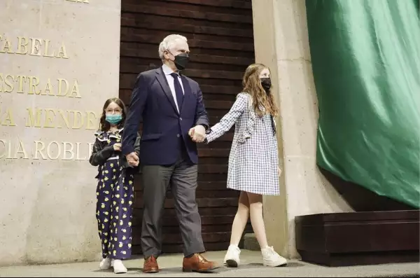 Paulina y Miranda Creel Velasco, con su papá, Santiago Creel
