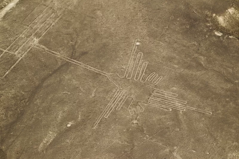 Líneas de Nazca en perú en forma de colibrí