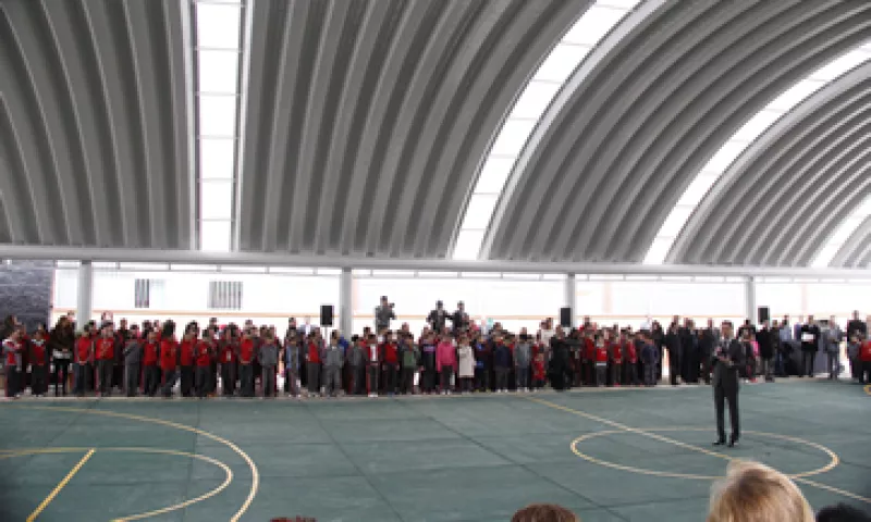El secretario Aurelio Nuño visitó una escuela rehabilitada en el DF con el programa Escuelas al CIEN. (Foto: Cuartoscuro )