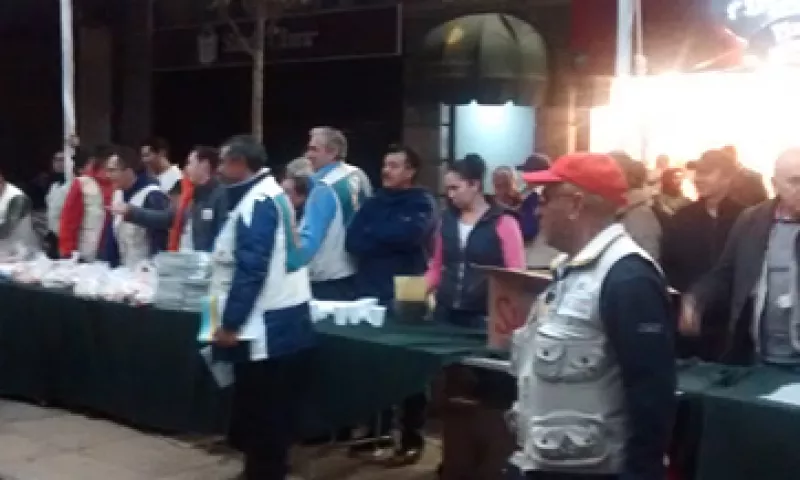 Como en cualquier fiesta popular en la Ciudad de México, los asistentes intentan divertirse mientras esperan la cita con el papa (Foto: Cristóbal Martínez)