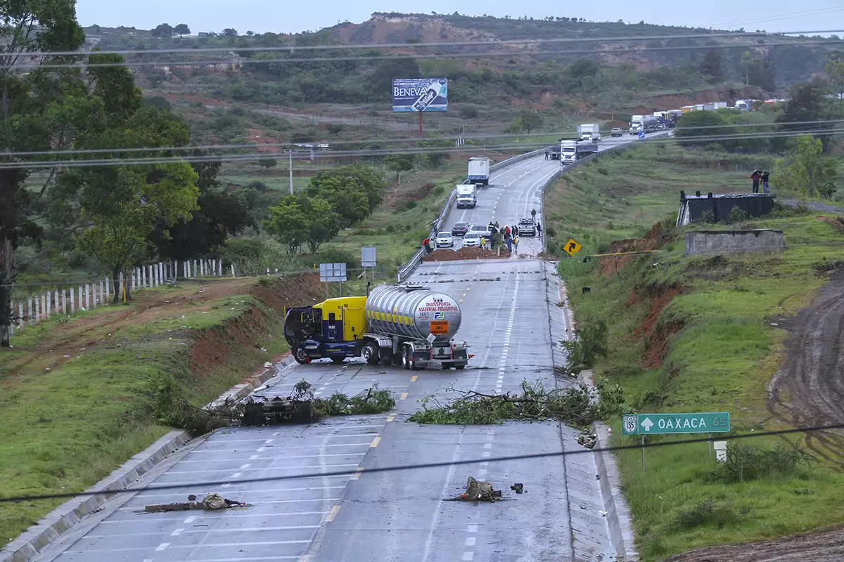 Maestros inconformes han cerrado carreteras en Oaxaca, lo que afecta el transporte de mercancías.