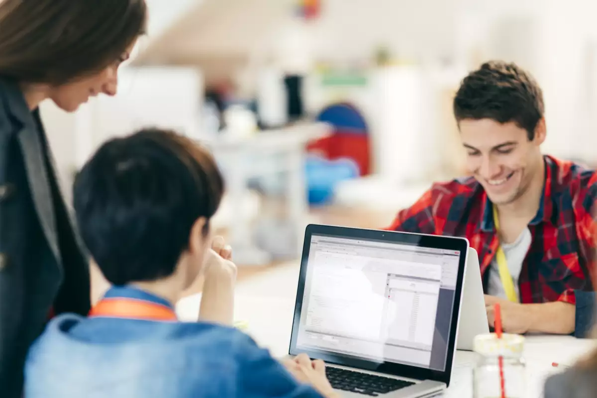 Apple liberó un programa para que niños y adultos aprendan programación básica.