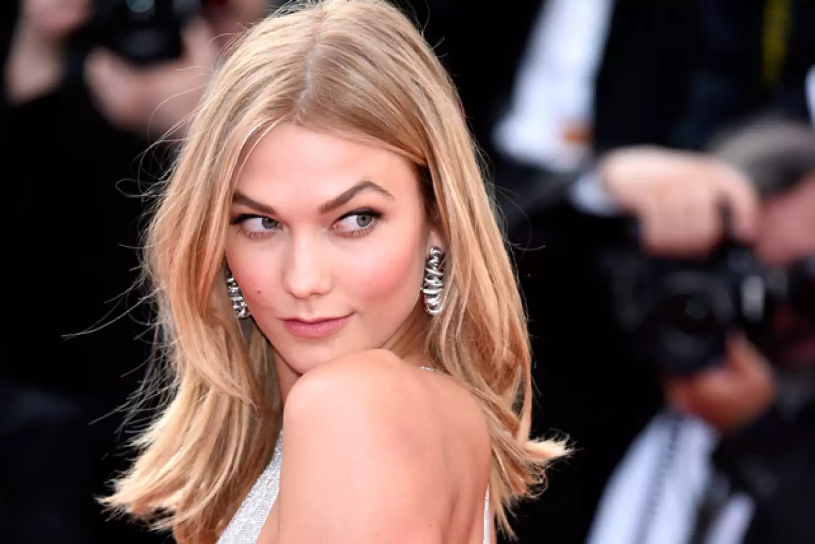 Karlie Kloss optó por un look muy natural y muy en tendencia. Llevó el pelo suelto, blush rosa claro y labios nude. Para acentuar sus ojos, aplicó porco delineador y rímel.