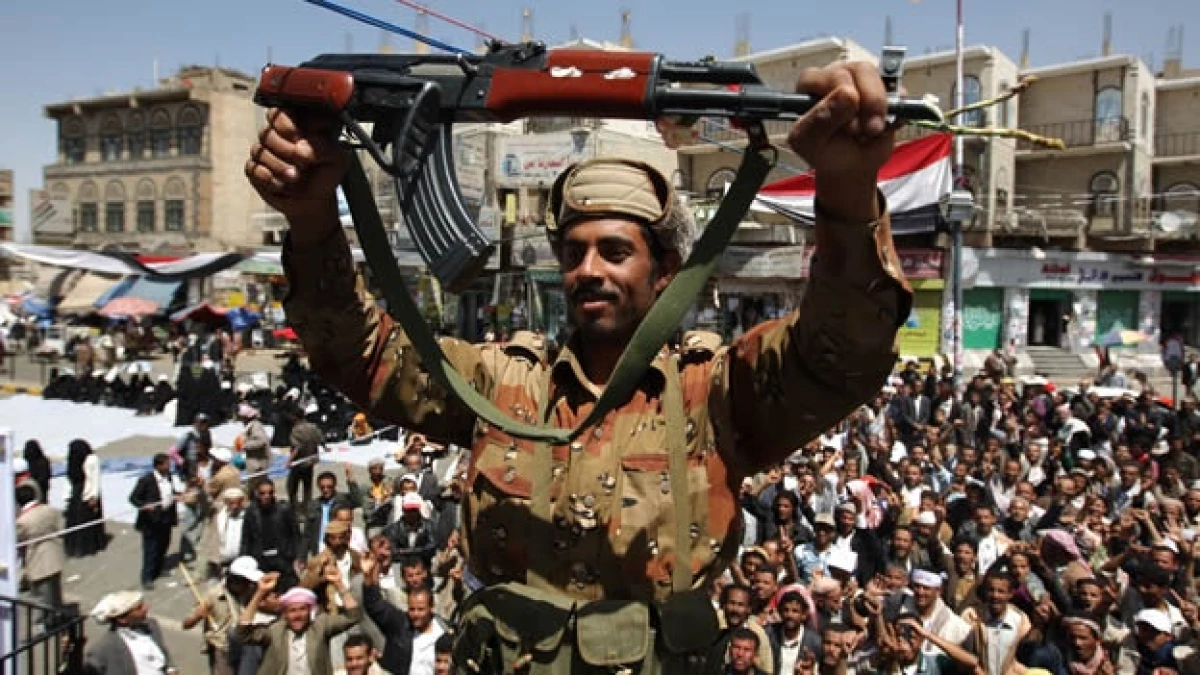 un soldado se une a los manifestantes en yemen