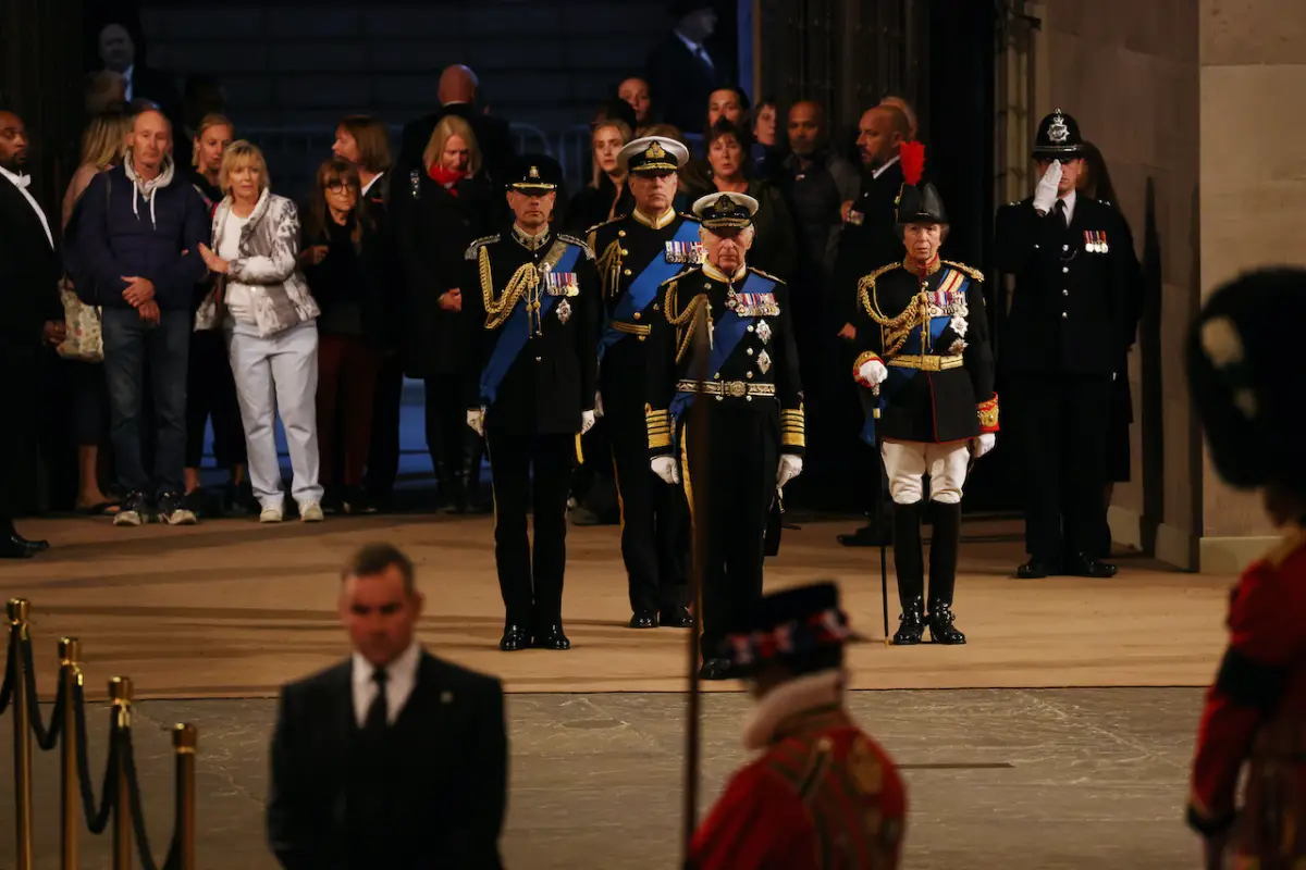 El rey Carlos III, la princesa real Ana y los príncipes Andrés y Eduardo