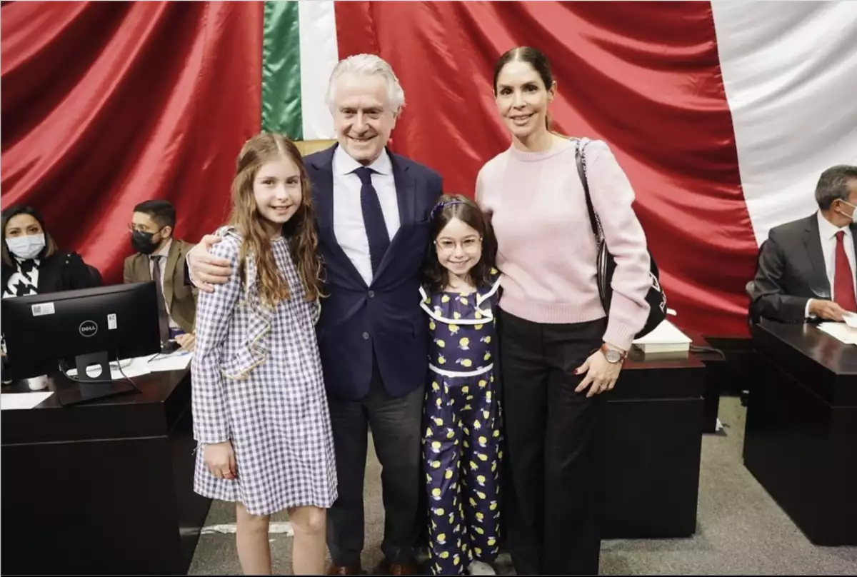 Santiago Creel y Paulina Velasco, con Paulina y Miranda Creel Velasco