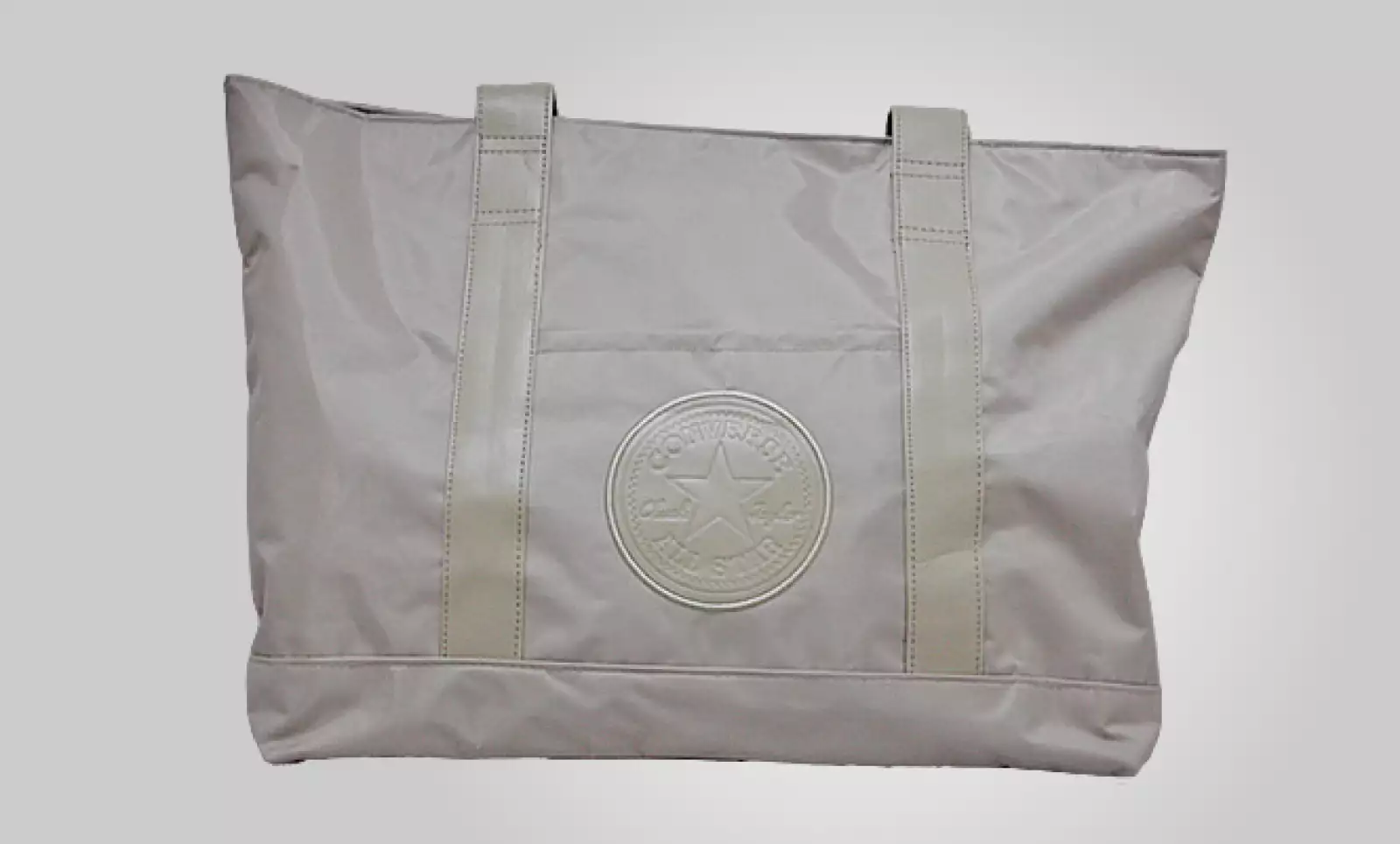 Esta maleta de piel con un tono hueso puede ser ideal para un viernes relajado en la oficina.