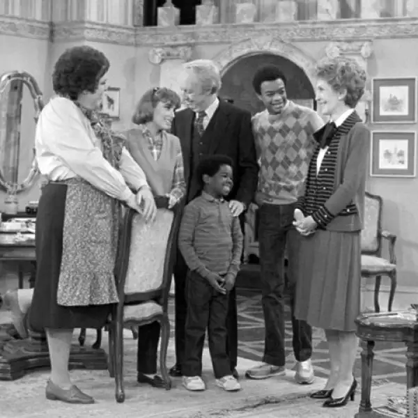 La primera dama Nancy Reagan con los actores de la serie en su set de Los Ángeles, luego de su aparición en el show en 1983. En la foto: Mary Jo Catlett, Dana Plato, Conrad Bain, Todd Bridges y Gary Coleman.