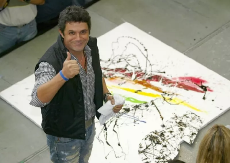 El cantante español visitó nuestro país para promocionar su nuevo disco, ‘Looking for paradise’. Este fin de semana estuvo en varios eventos, en uno de ellos mostró sus dotes como pintor.