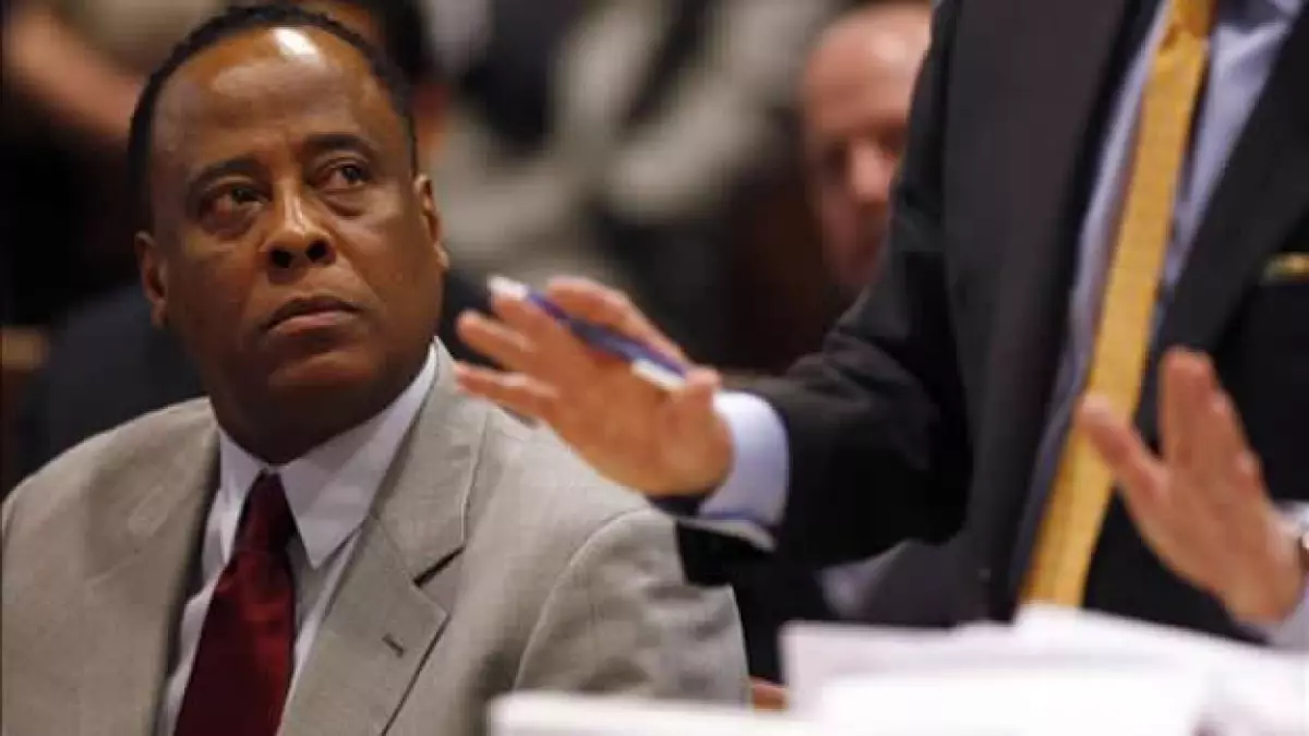 8/02/2010.- El médico de Michael Jackson, Conrad Murray, escucha a su abogado hoy, lunes 8 de febrero de 2010, durante su comparecencia en l