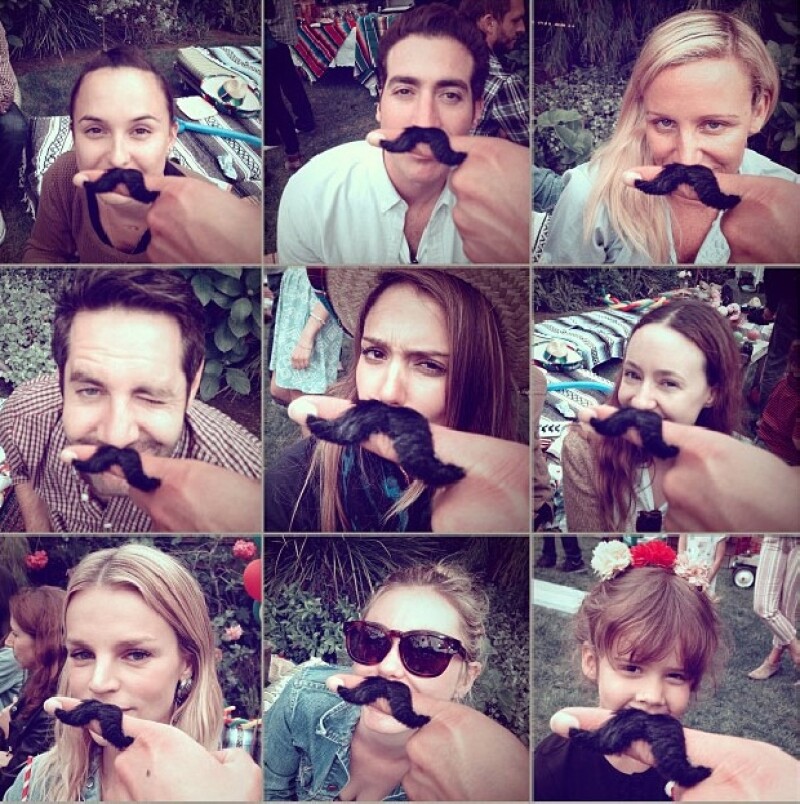 Los invitados se divirtieron utilizando bigotes.