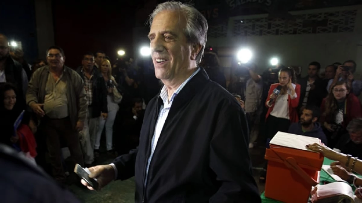 Tabaré Vásquez tras votar este domingo en la segunda vuelta de las elecciones presidenciales de Uruguay