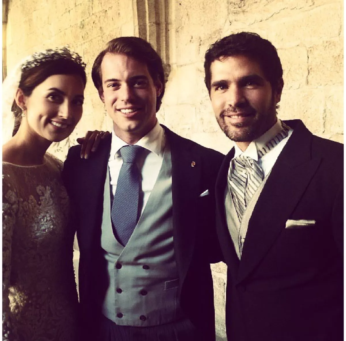 El actor se tomó la tradicional foto junto a los novios.