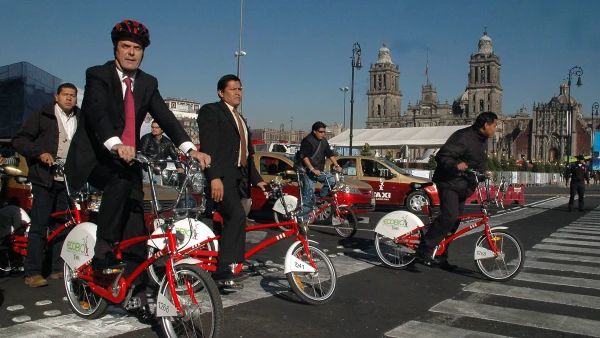 MÉXICO, D.F., 14DICIEMBRE2010.- Marcelo Ebrard Casaubon, Jefe de Gobierno del Distrito Federal, encabezó la inauguración de las nuevas cicloestaciones de Ecobici y realizó un recorrido en ellas.
FOTO: CUARTOSCURO.COM