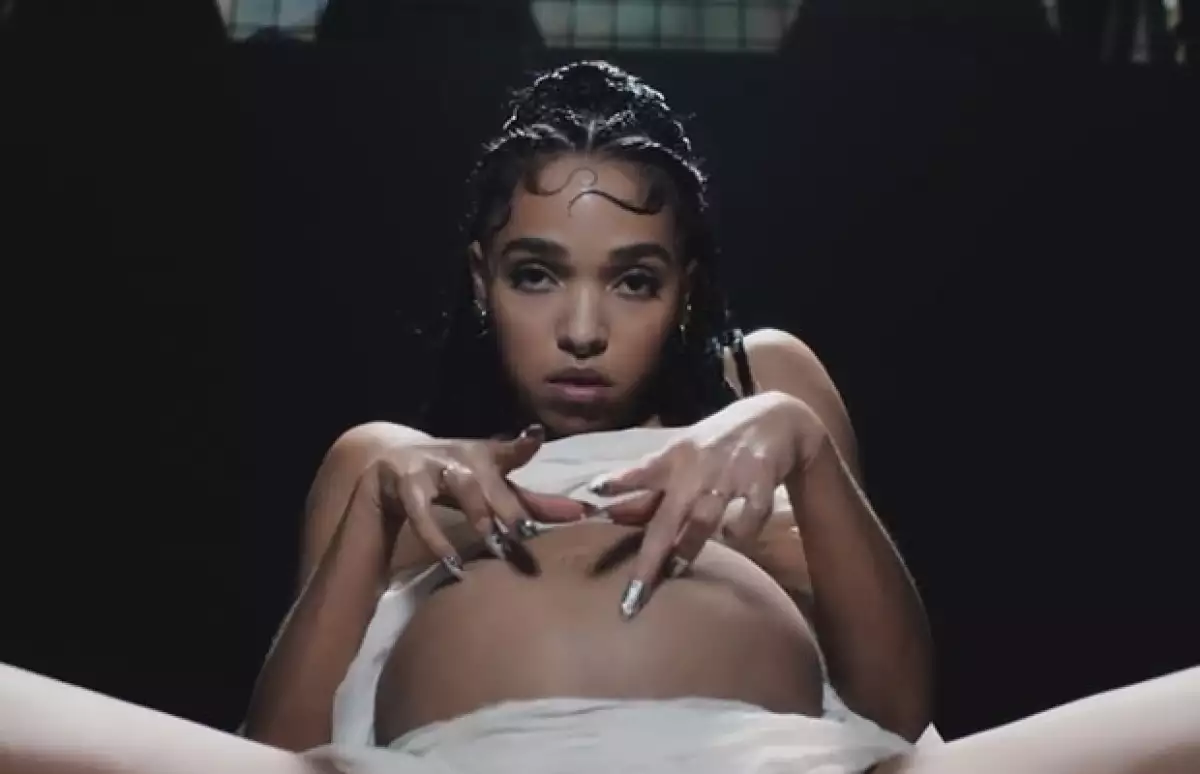 ¿Será este un mensaje oculto para su novio? Y es que aunque el video no parece tener ningún sentido, la cantante podría estar mostrando una imagen que pronto se hará realidad.