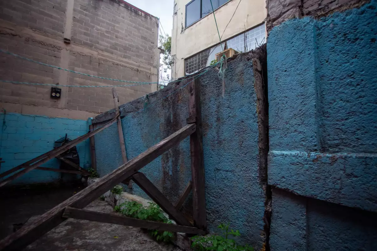 Edificio con daño estructural en la colonia Doctores
