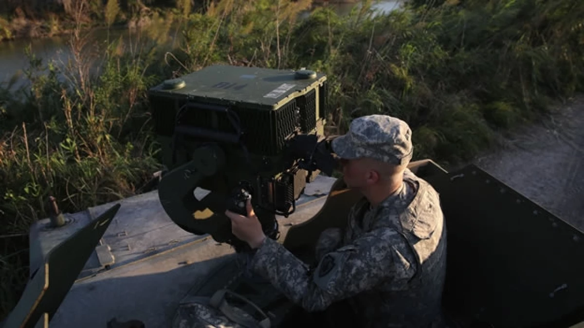 Un integrante de la guardia nacional observa el movimiento en Texas, una de las fronteras de Estados Unidos con México