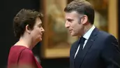 El presidente de Francia Emmanuel Macron (R) habla con el director del Museo del Louvre, Laurence des Cars, en el museo del Louvre en París el 28 de enero de 2025.