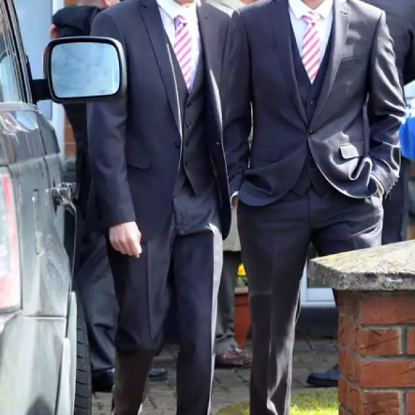 Él se veía muy guapo y su cabello fue su principal atractivo, el cual peinó con cera para tener ese erizado efecto.
