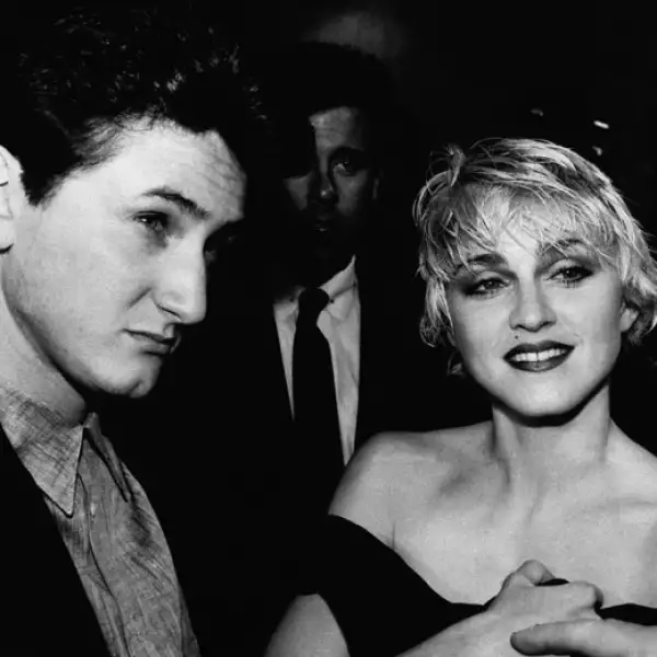 Madonna y Sean Penn. La cantante y el actor se casaron en 1985 pero al parecer el gran éxito de ella, la vanidad del actor y su abuso del alcohol causaron la ruptura. Él ha dicho que describiría su matrimonio como estrepitoso y que además no recuerda que tuviera una sola conversación con ella en los cuatro años que duraron casados.