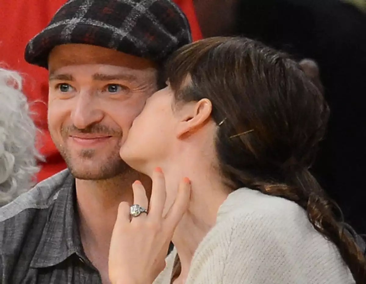 Jessica reveló en agosto a la revista InStyle US que Justin diseñó el anillo, de Leor Yerushalmi, especialmente para ella.