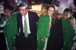 Arturo Elías Ayub y su esposa Johanna Slim se tomaron la foto del recuerdo con los niños Triquis, quienes fueron una sensación durante el evento.